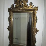 Spiegel Stuckgips,figürlich und fioral verziert mit Fasettschliff um 1890 im Originalzustand mit kleineren Fehlstellen. 68 cm breit, 135 cm hoch. 420 €