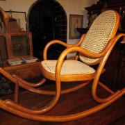Kinderschaukelstuhl gebogenes Buchenholz um 1900,wohl von der Firma Thonet.Sitz und Rücken neu geflochten 90 cm breit, 33 cm tief, 64 cm hoch,  600 €